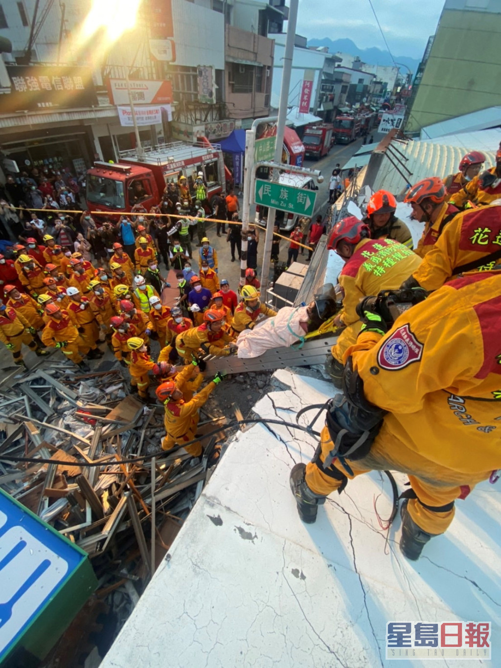 搜救人员在瓦砾中救出伤者。AP