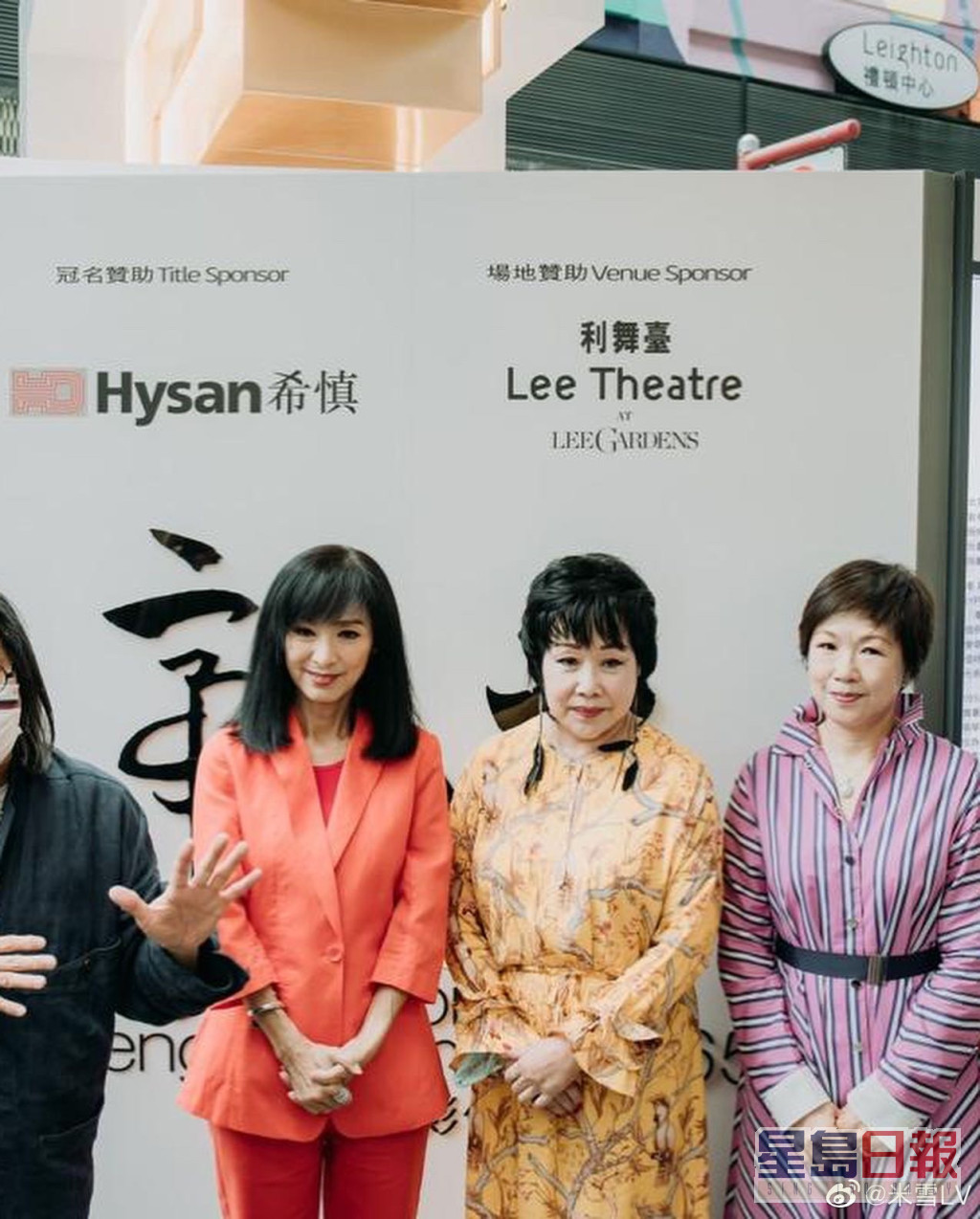 米雪最近与粤剧花旦邓美玲、南凤等出席《帝女花》65周年展览。