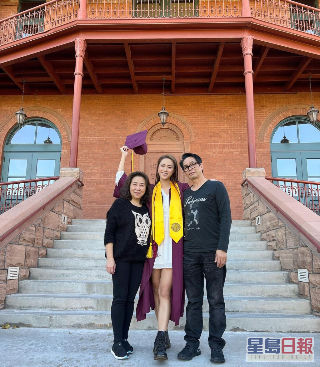 父母到場分享Tiffany 畢業喜悅。