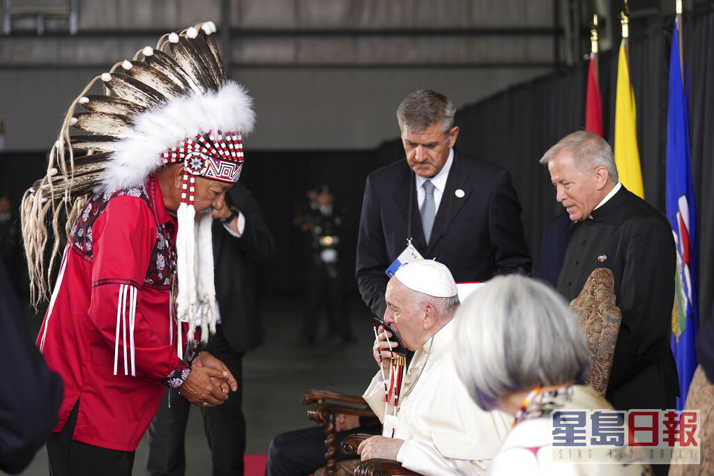 原住民酋长向教宗送上一串珠链。AP