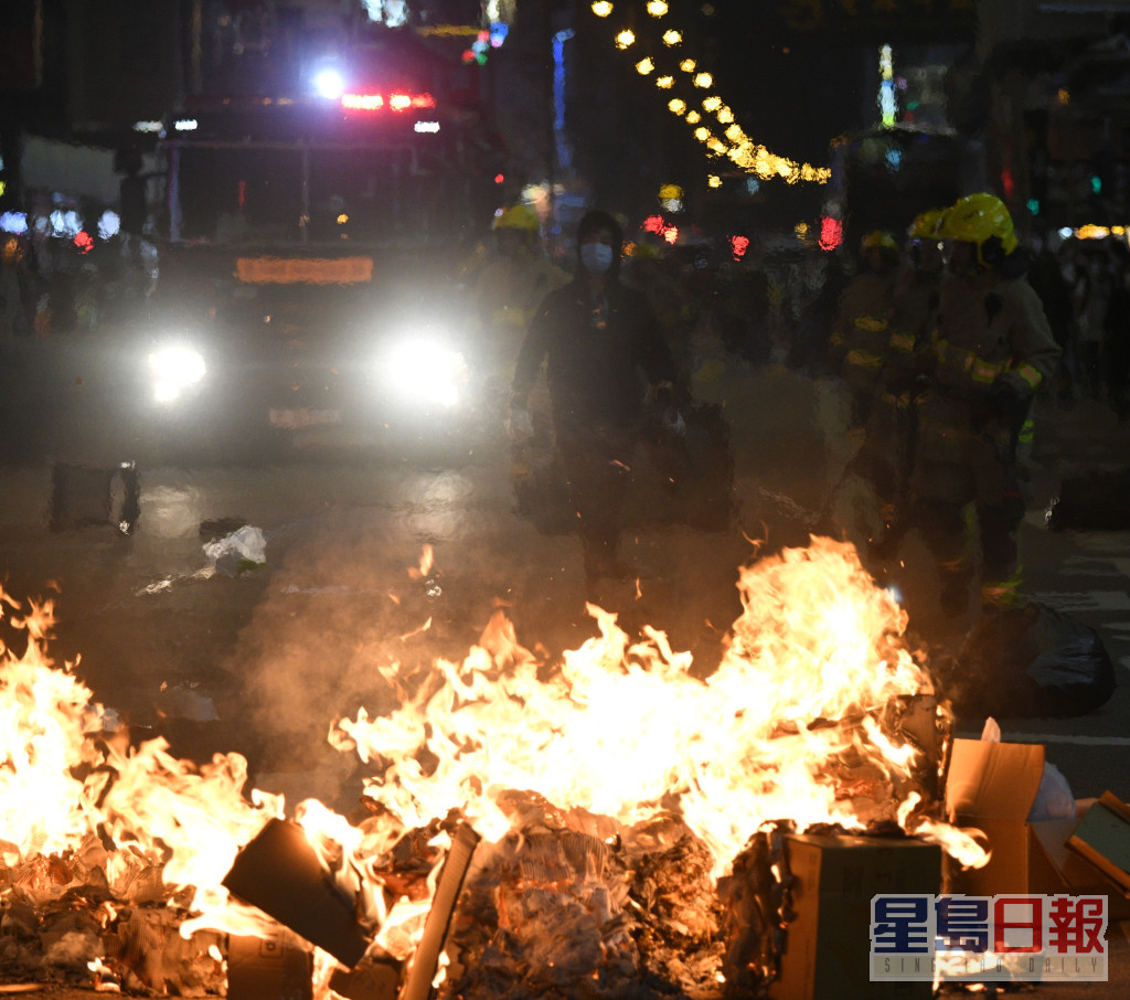 有示威者在街头焚烧杂物。资料图片