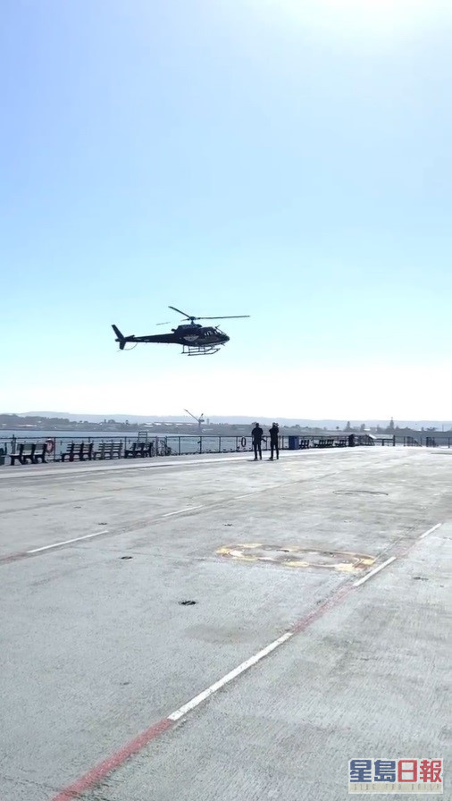 汤告鲁斯乘坐的直升机降落在圣迭戈的空军基地。