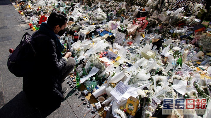继续有民众在梨泰院一带摆放鲜花悼念死者。路透社图片