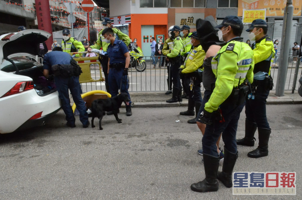 警方出动缉毒犬到场协助调查私家车有否违禁品。