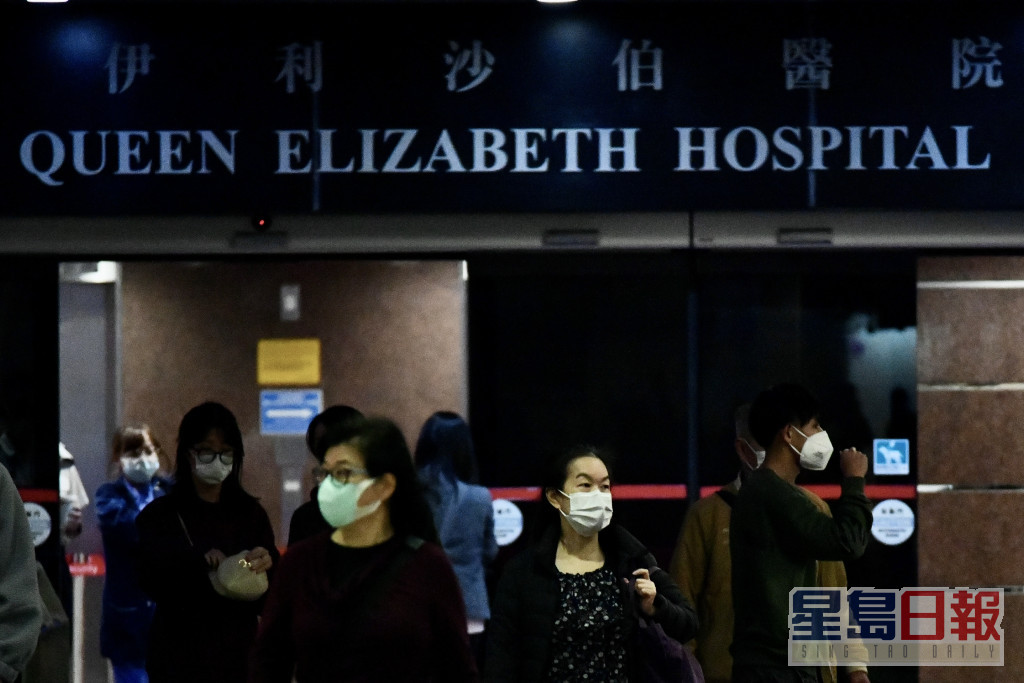 取消口罩令后，进入医院的病人及探病家属等仍需戴口罩。卢江球摄
