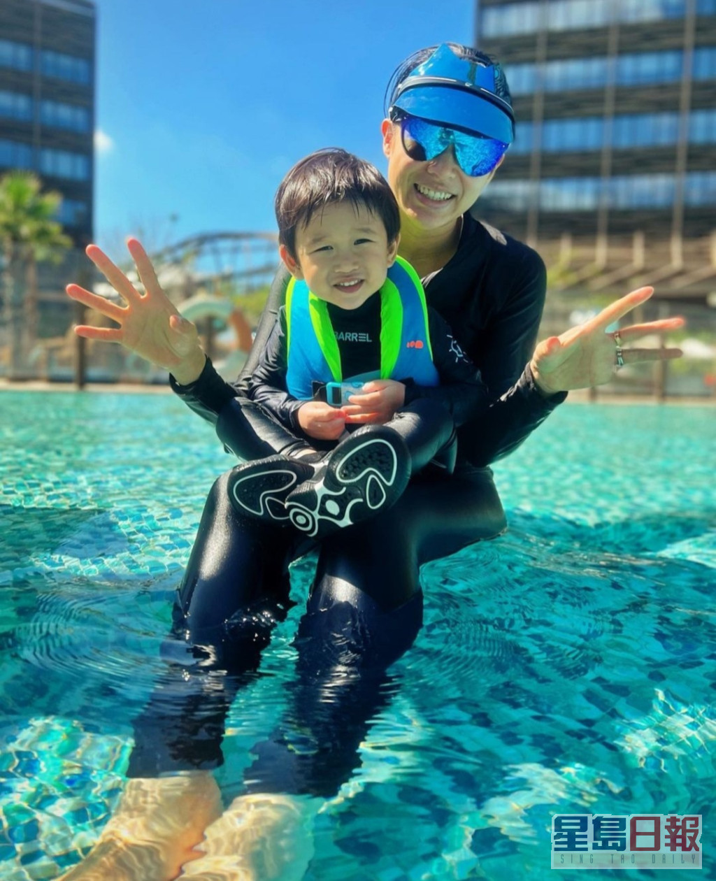 杏儿陪儿子游水玩得尽情。