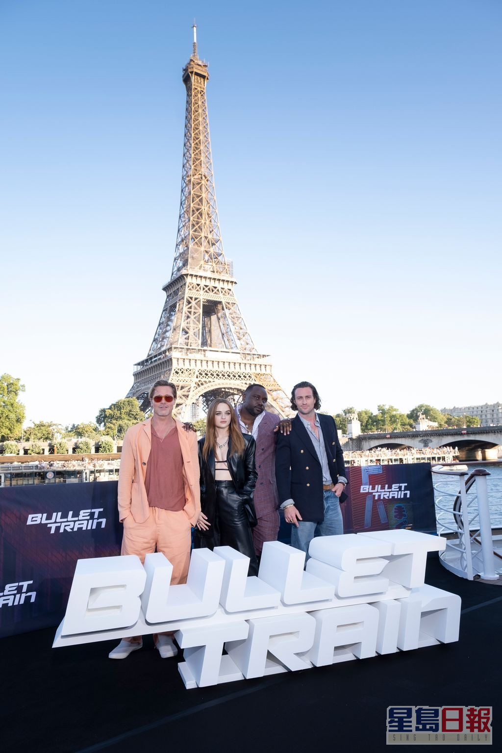 与戏中演员在巴黎铁塔前留影。