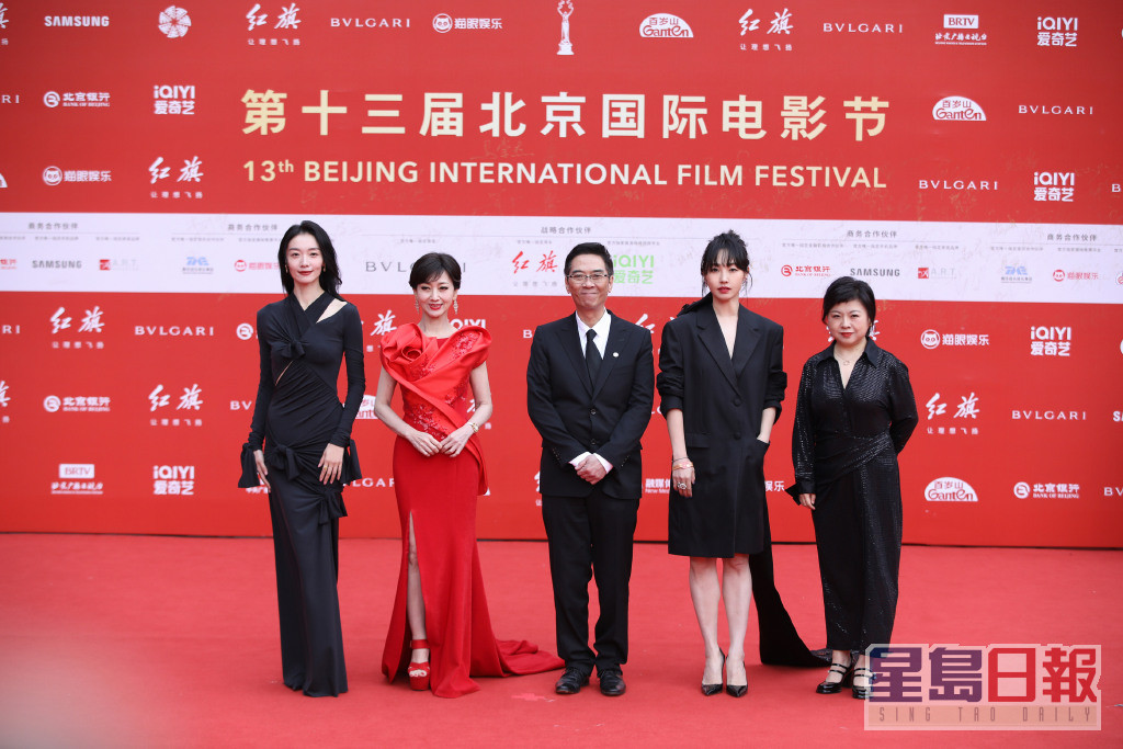 导演关锦鹏（中）率领《八个女人一台戏》演员（左起）齐溪、赵雅芝、白白何等出席。