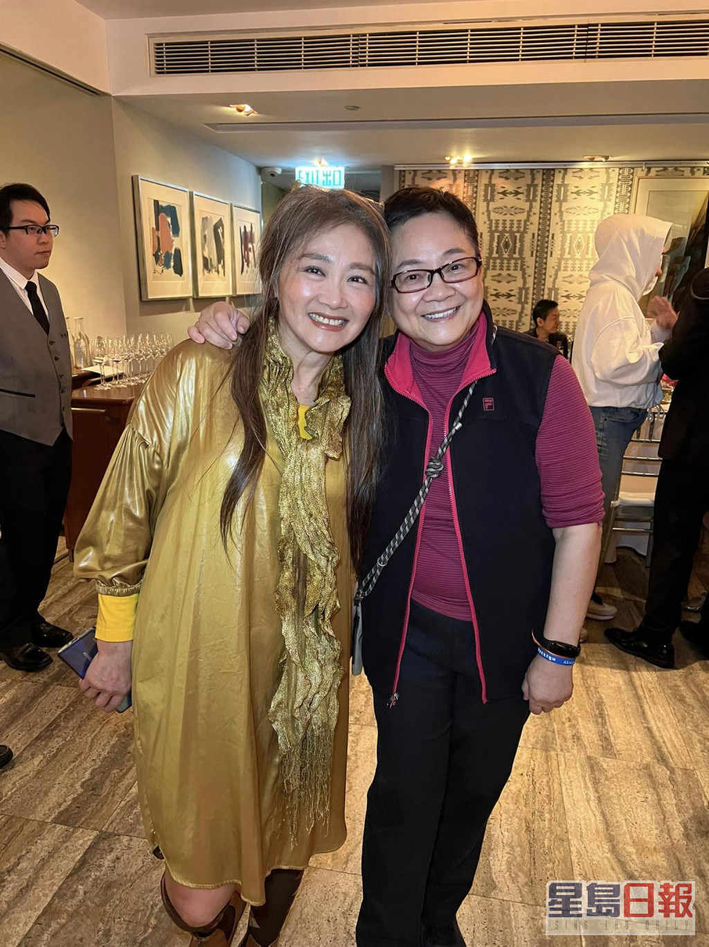 汪曼玲（左）贴出吴夏萍的最新照片，见她除了发型外，样貌如昔，keep得极好！