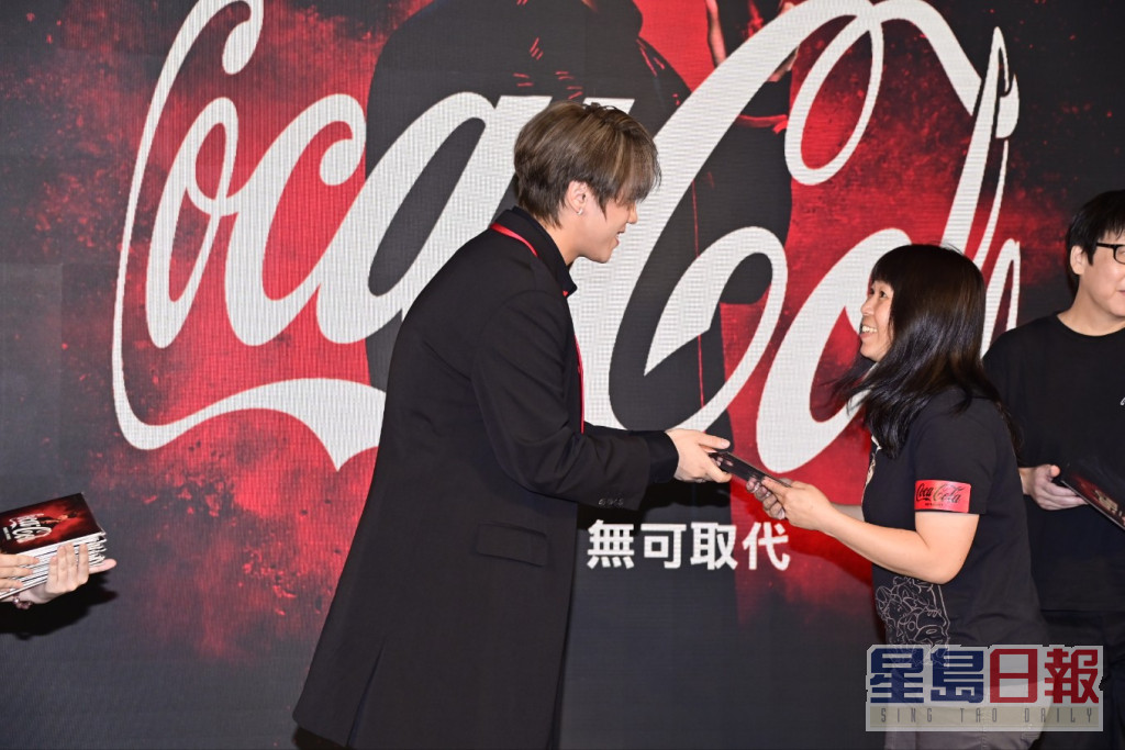 姜濤在活動上更向幸運兒送上黑膠碟及握手影合照。