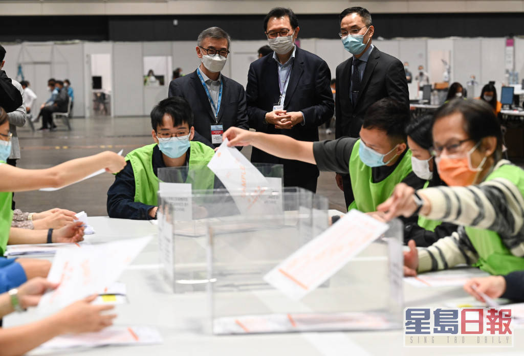 工作人員模擬從封套取出選舉委員會界別的選票。政府新聞處圖片