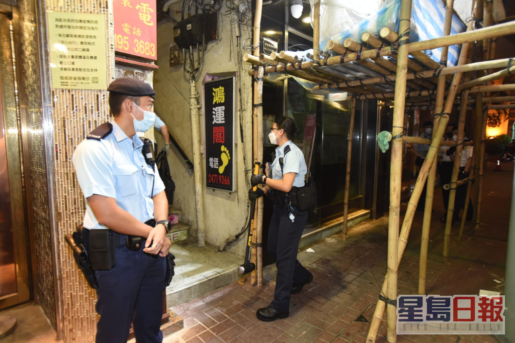 其后警员带同爆破工具前往大厦一个涉案单位破门入屋。