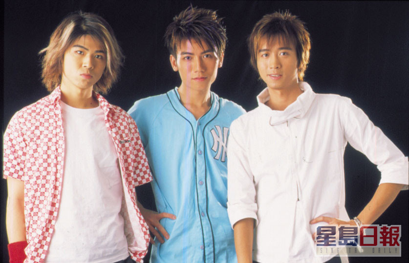 三人男子組合E-kids於2002年出道。