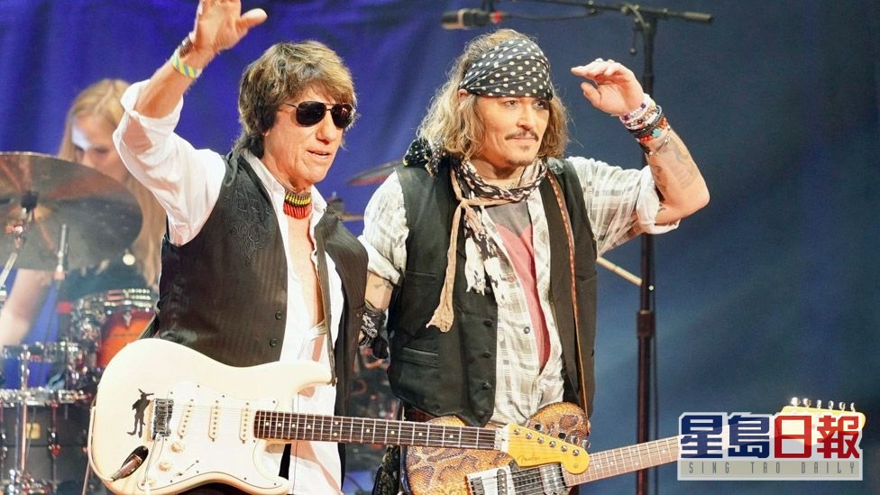 尊尼跟Jeff Beck（左）合作的其中一首新歌，被指影射安柏。