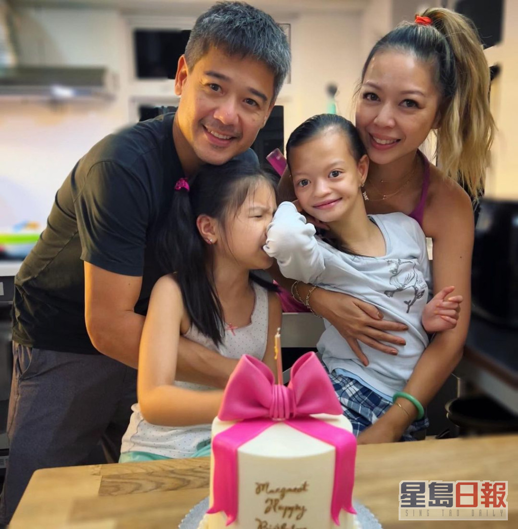 昨晚(3日)鍾麗淇在IG分享多張慶生照片，其中一張是她抱著大女以及一家人的合照。
