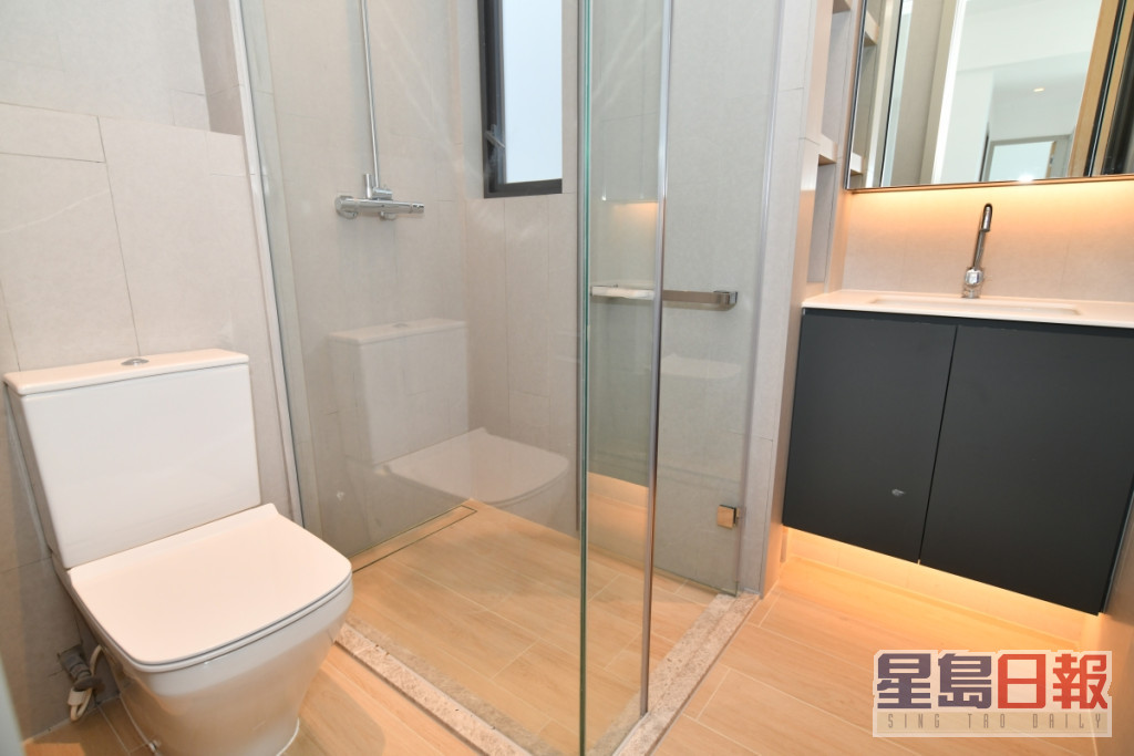 浴室選用淋浴間設計，設有窗戶有利排走濕氣。（29樓A室）