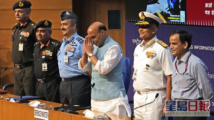 印度国防部等官员为新募兵计画作出解说。AP图片