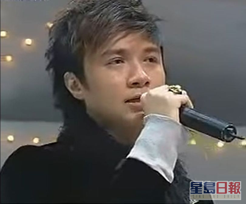 古巨基2004年获叱咤乐坛男歌手金奖时，泣不成声。  ​