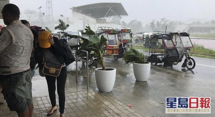 风暴吹袭时民众到市内的体育馆避难。AP图片