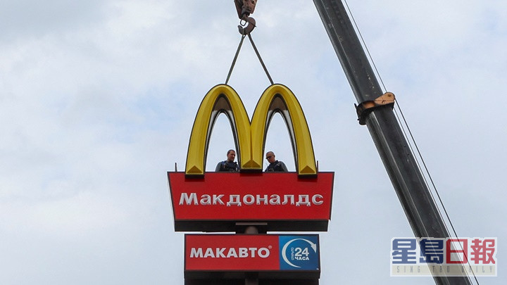 俄罗斯多地原麦当劳餐厅开始拆走旧标志。路透社图片