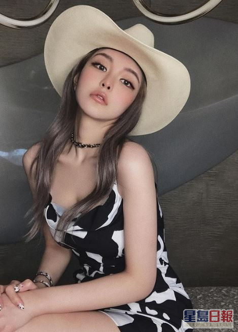周揚青曾在社交網公開背面全裸照，即登上微博熱搜榜。