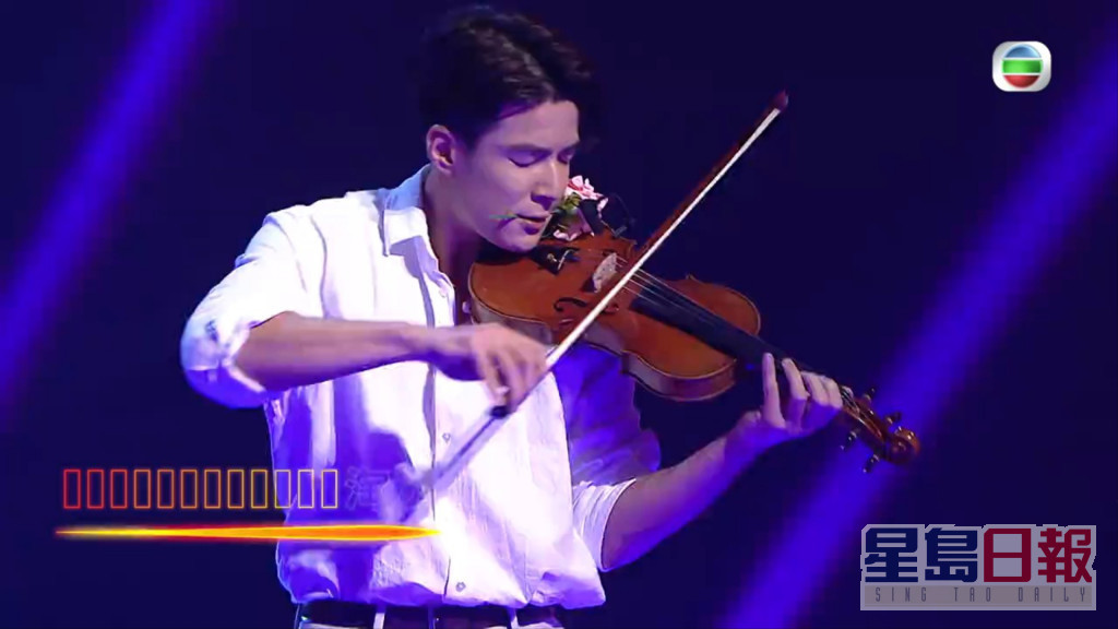 吳兆麟拉小提琴。