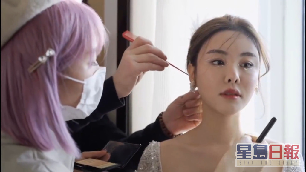 蔡天凤全程有工作人员整理发型和妆容。