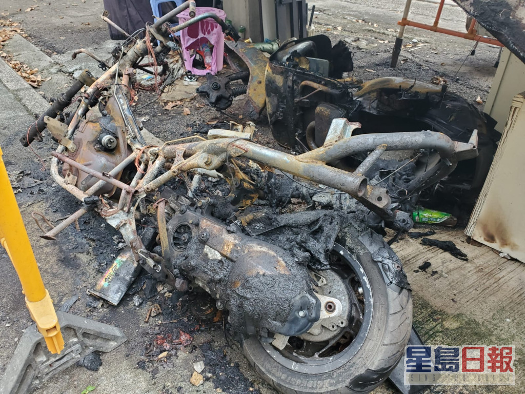涉事的两部弃置电单车被烧至熏黑。