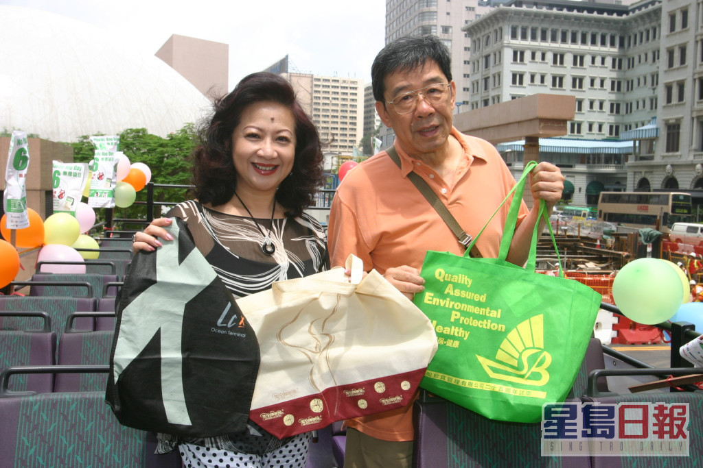 胡枫出席活动孭「小贩袋」。