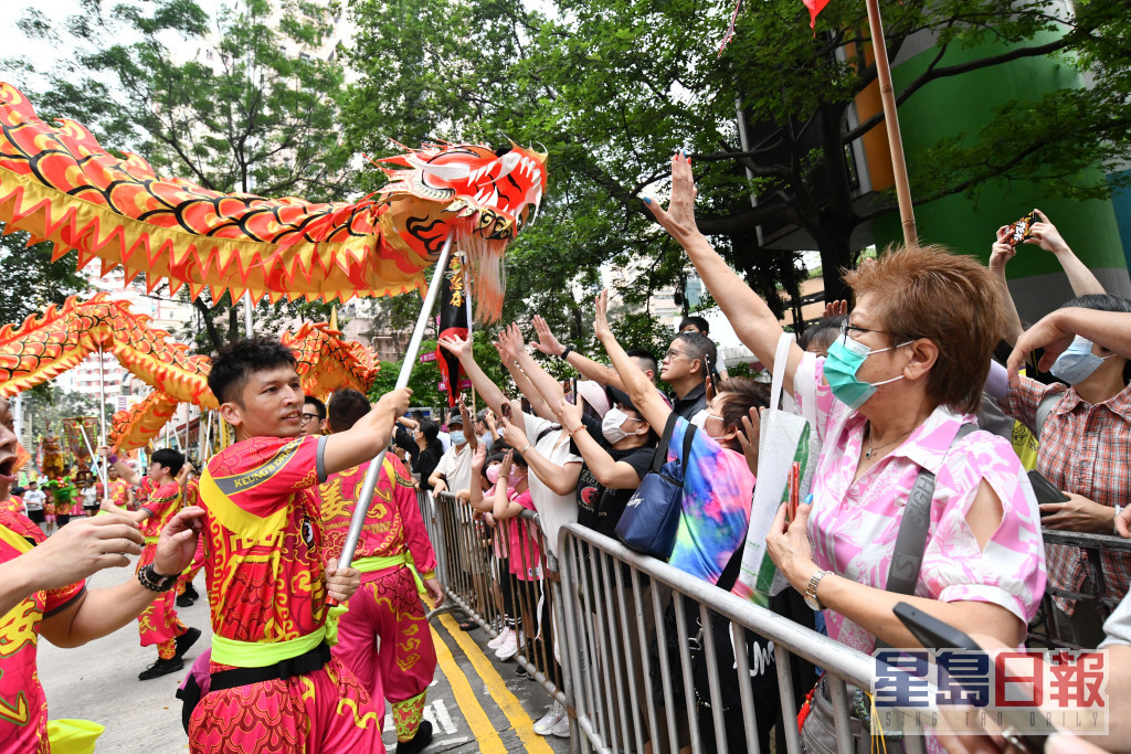 香港五行小販福利聯誼會合辦「譚公誕舞龍舞獅及會景巡遊」起步禮。禇樂琪攝