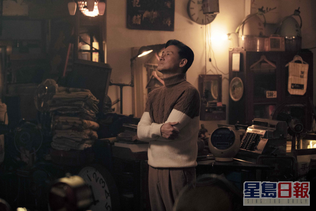 在獨唱版MV中，學友飾演一位古董店老闆。