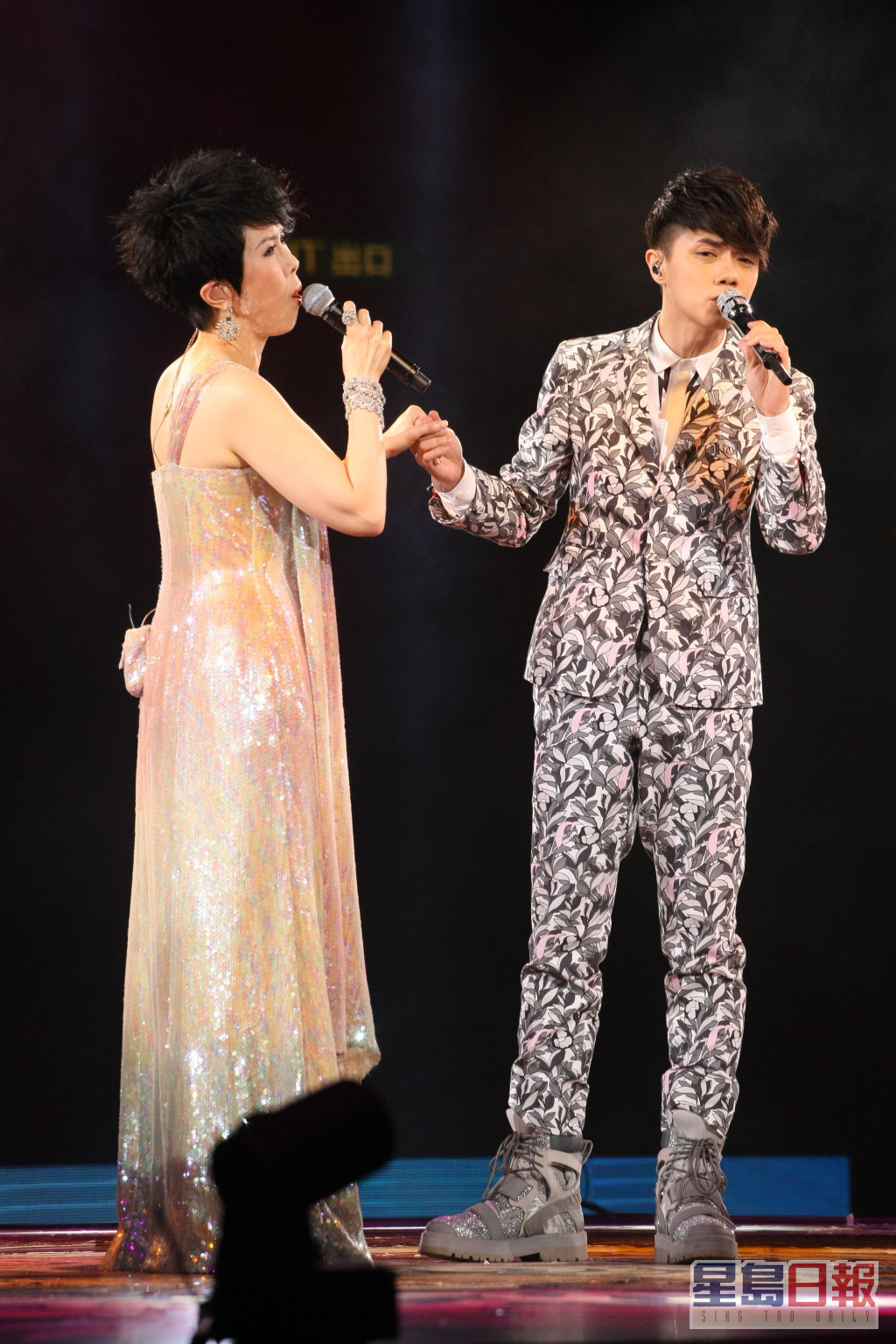 张敬轩与关菊英两代歌手携手合唱。