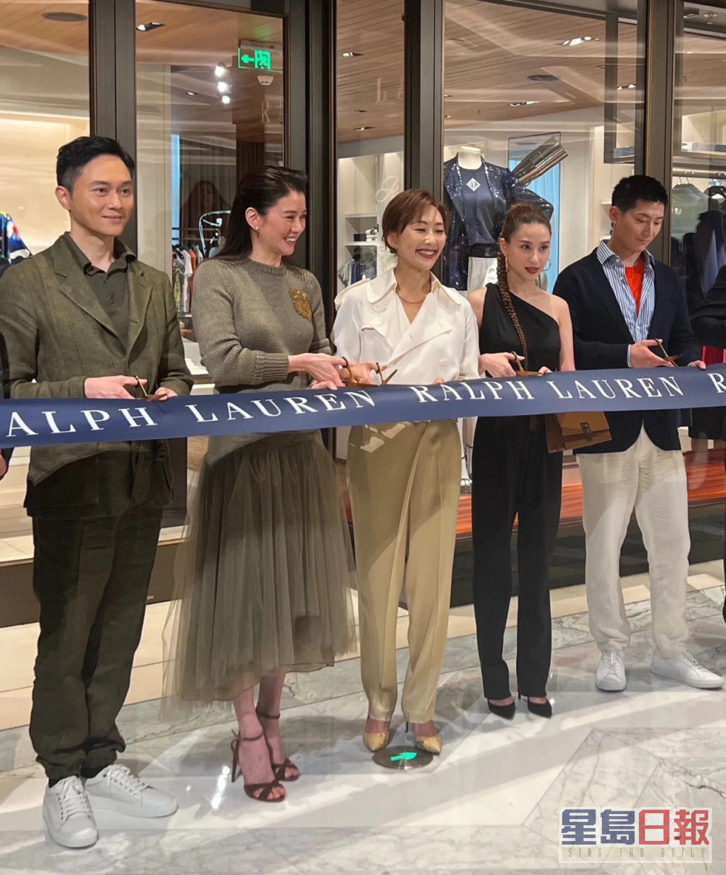 （左起）张智霖和太太袁咏仪昨日出席品牌活动。