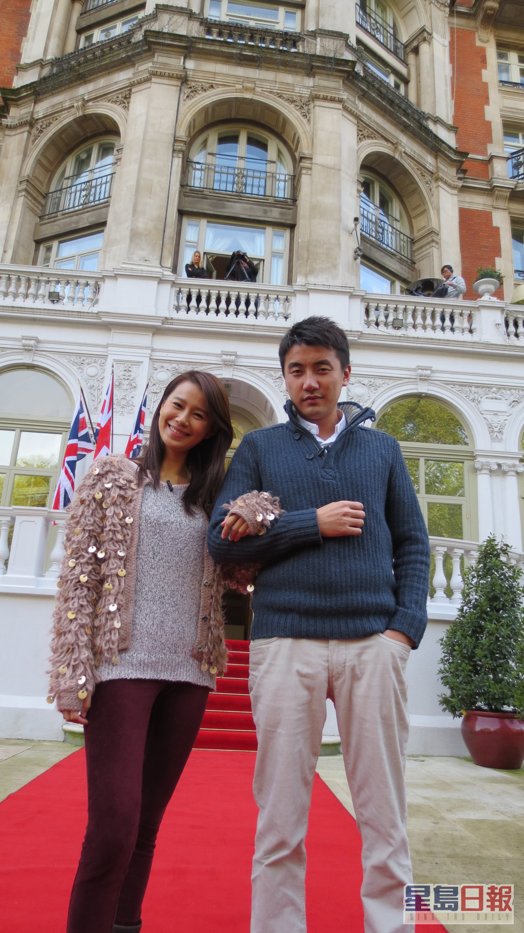 转投TVB初期，两人《走过浮华大地》大受欢迎，两人更成为《万千星辉颁奖典礼2013》「最佳节目主持」。 现时洪永城与黄翠如均主力拍剧。