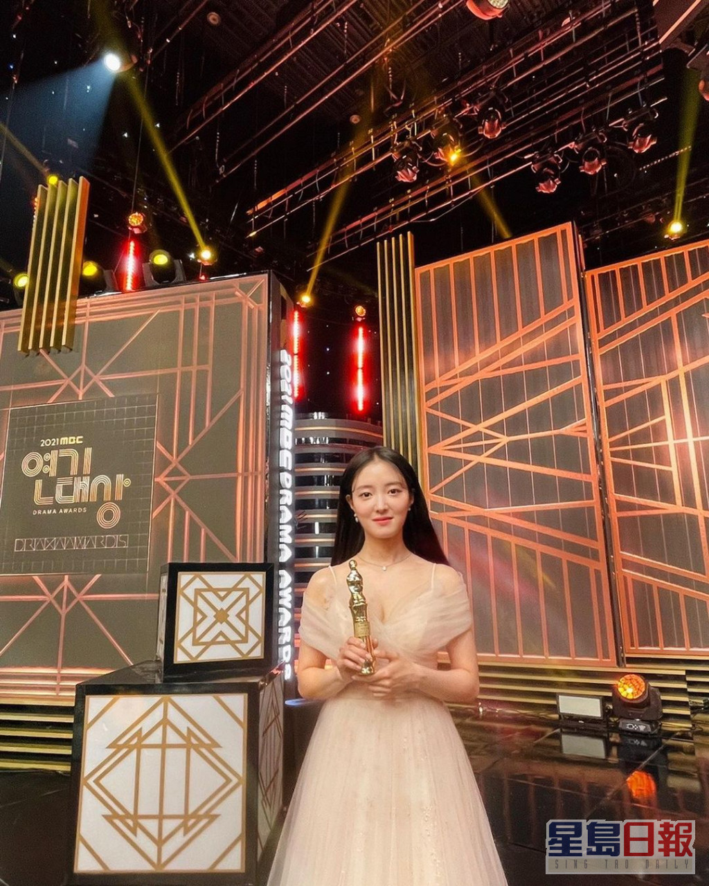 李世荣因古装剧《衣袖红镶边》在「MBC演技大奖」上封视后。