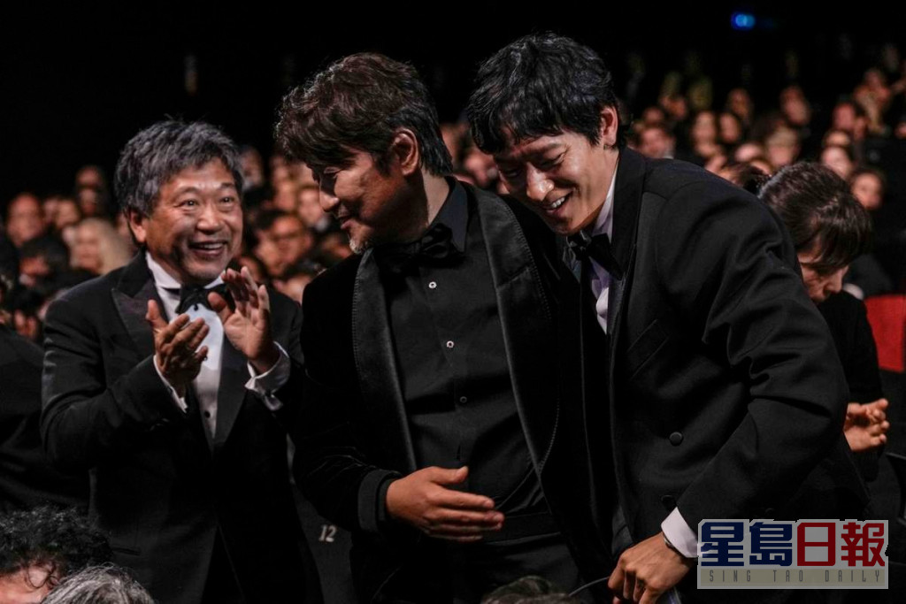 宋康昊得獎，導演是枝裕和及拍檔姜棟元均向他祝賀。