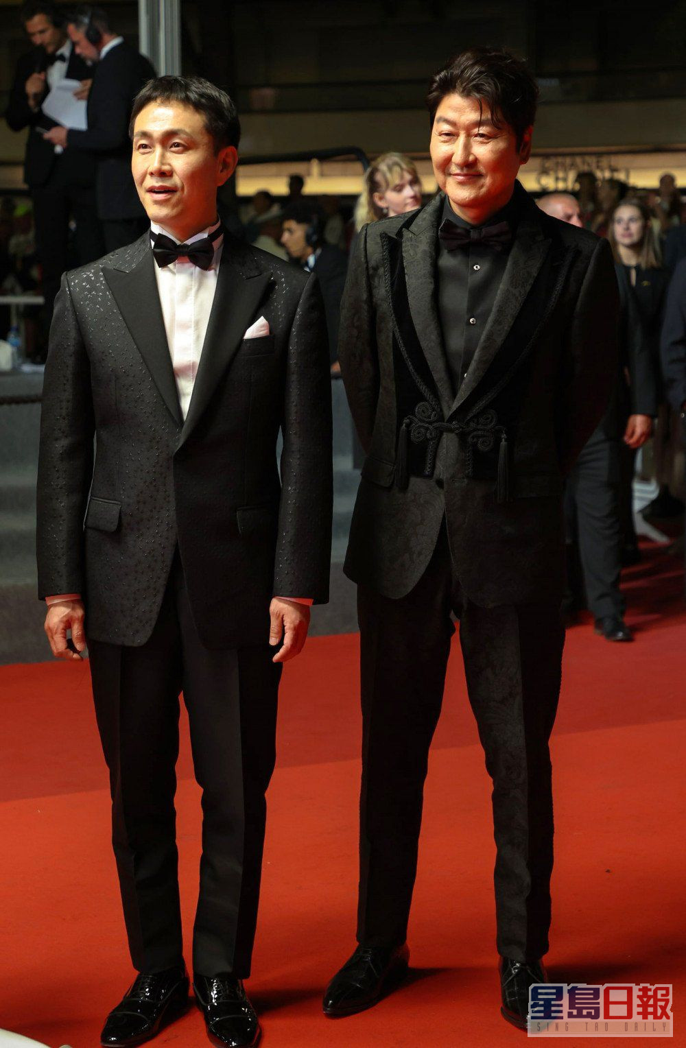 吴政世（左）与宋康昊一同出席《蜘蛛网》首映。