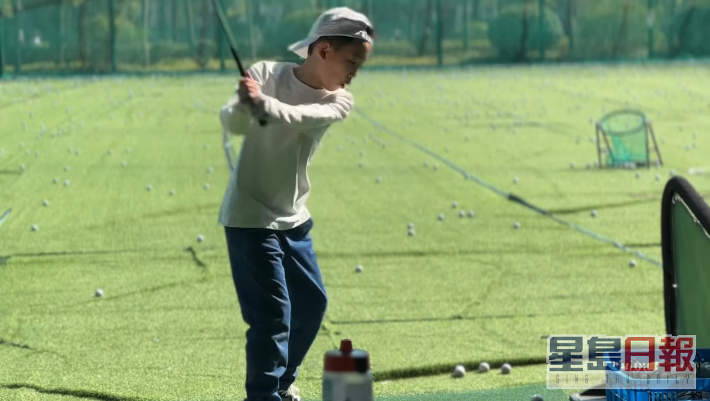 陳小春帶Jasper打高爾夫球。