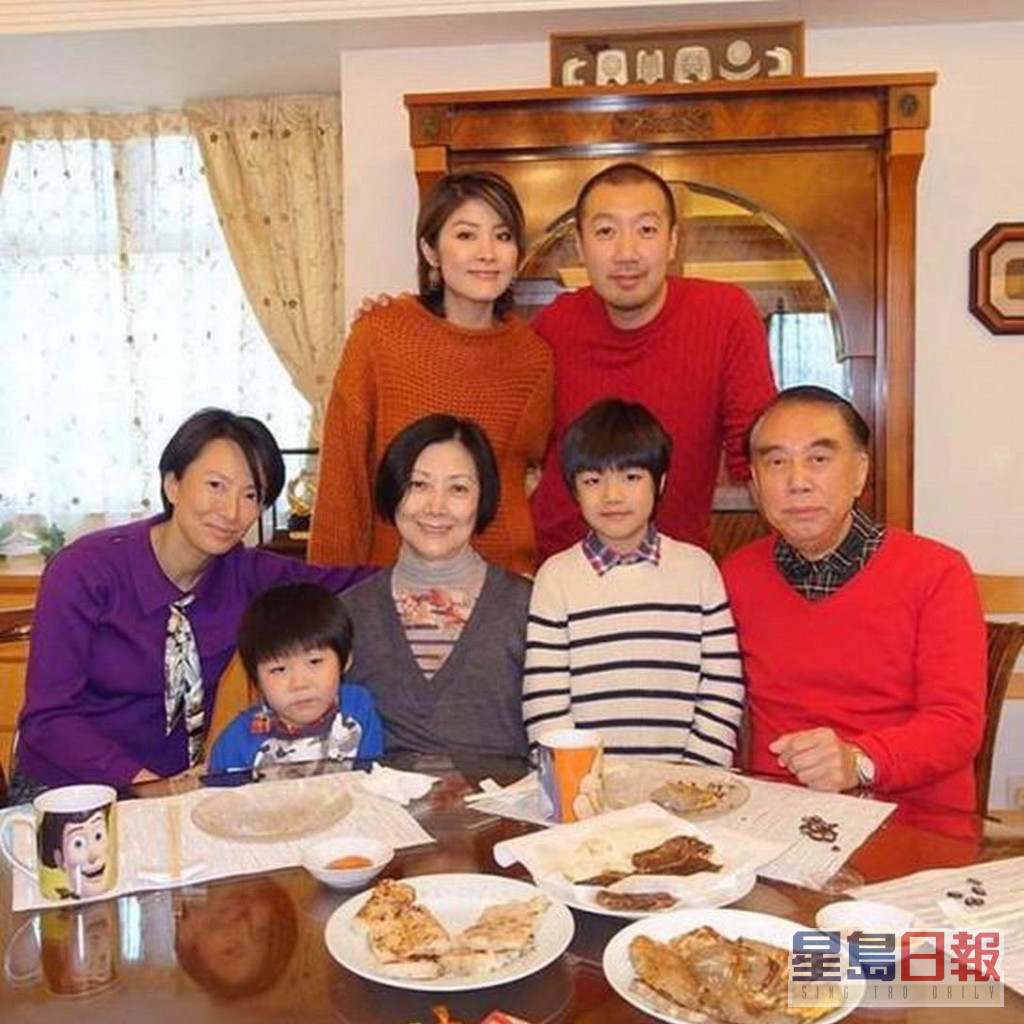 陈慧琳与丈夫育有两子。  ​