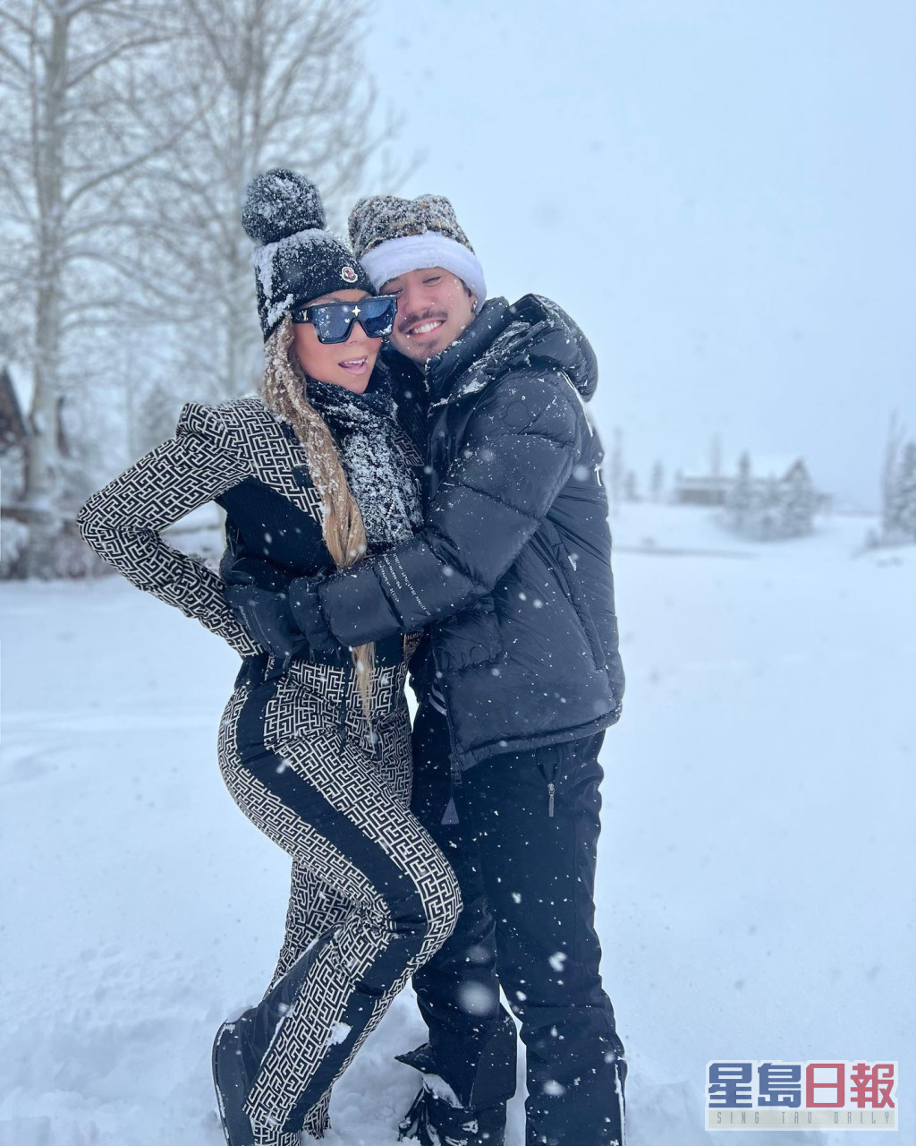 Mariah Carey在雪地揽住男友，大方晒爱。