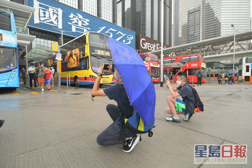 市民在新啓用的會展站公共運輸交匯處拍照留念。