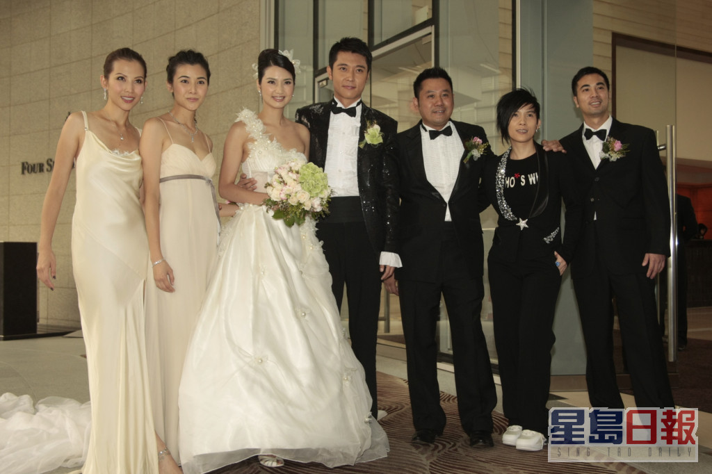 洪欣(左三)与张丹峰(中)于四季酒店举行婚礼，蔡少芬(左一)、蒙嘉慧(左二)、麦包(右三)和潘美辰(右二)等都有出席。