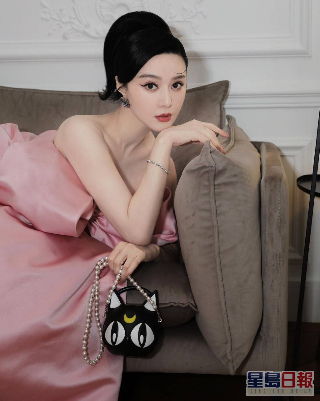 以意大利时尚品牌Giambattista Valli的粉红色蝴蝶结晚装，加上Jimmy Choo联乘《美少女战士》的露娜手袋现身，充满少女心。