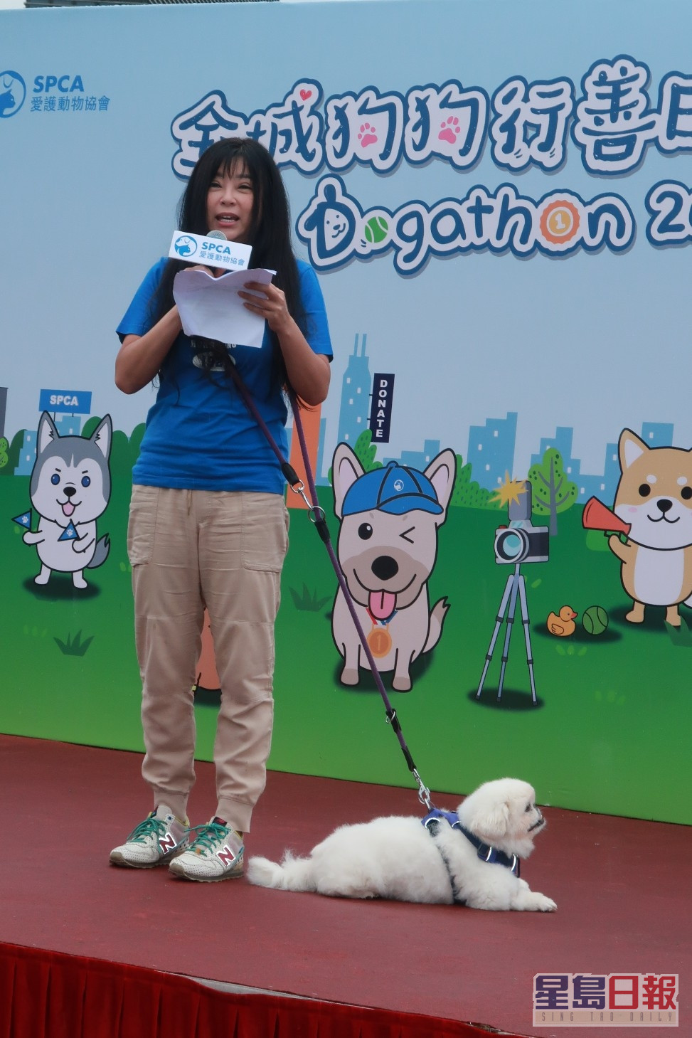 傅明宪今日带爱犬出席慈善活动。