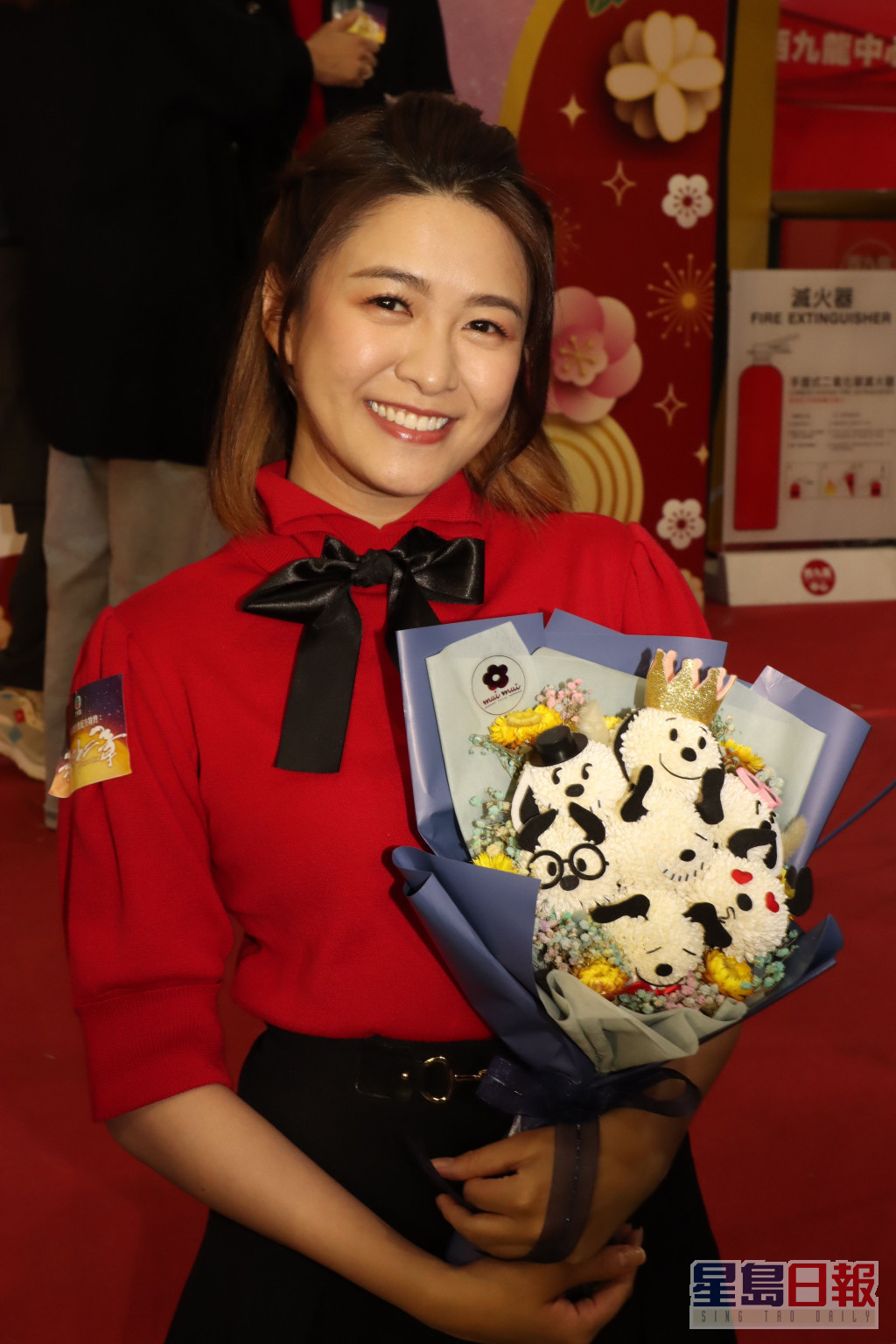 江嘉敏今日出江嘉敏喺新劇《新四十二章》宣傳活動上，收到粉絲送上花束。