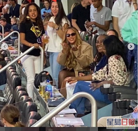 Beyonce（中）亦被fans发现坐在观众席上。