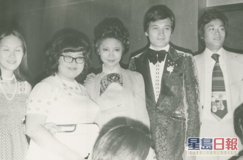 蕭芳芳1975年與秦祥林（右二）結婚，但最後因對方出軌離婚，更有傳秦祥林曾狠國蕭芳芳。