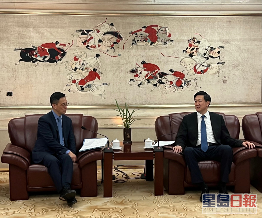 杨润雄与国家体育总局局长高志丹会面交流。政府新闻处图片