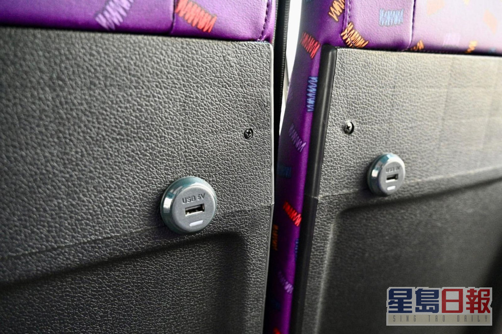 巴士座位有USB充电位。