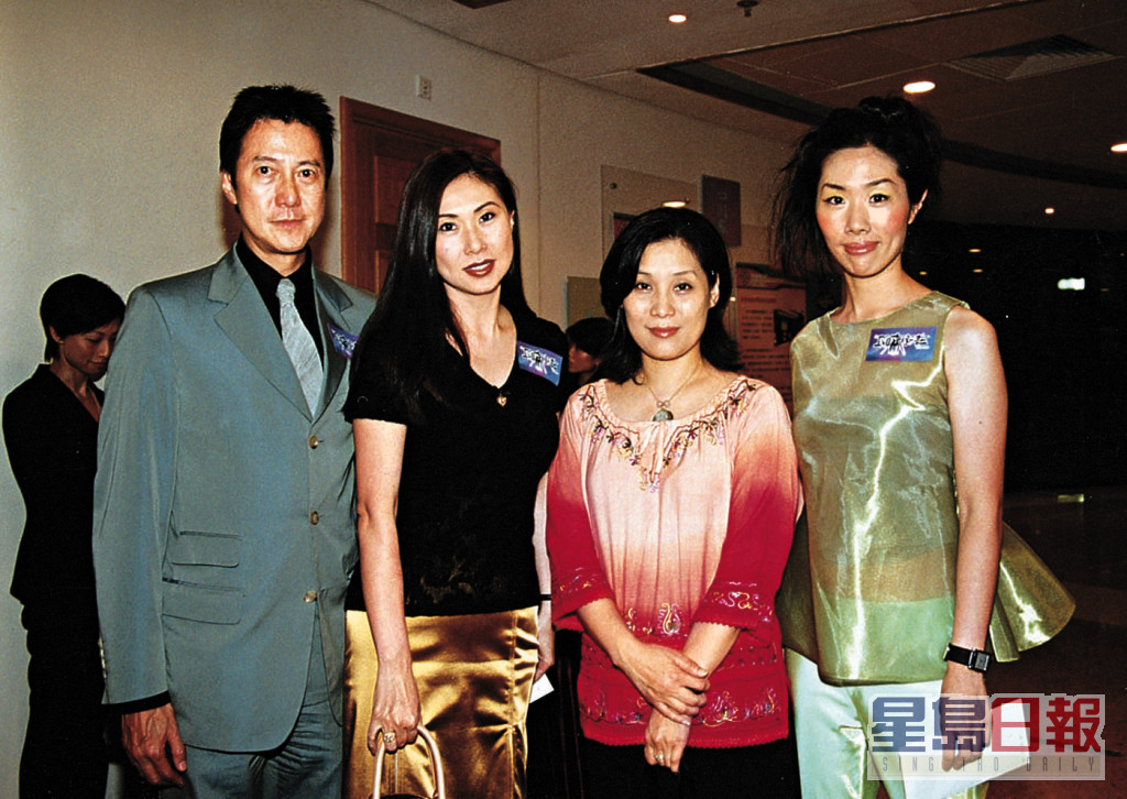 寇鸿萍（左二）经历过两后婚姻。